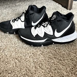 Selling basketball shoes. Nike Kyries 5 Team. Women 7.5. Color black and white